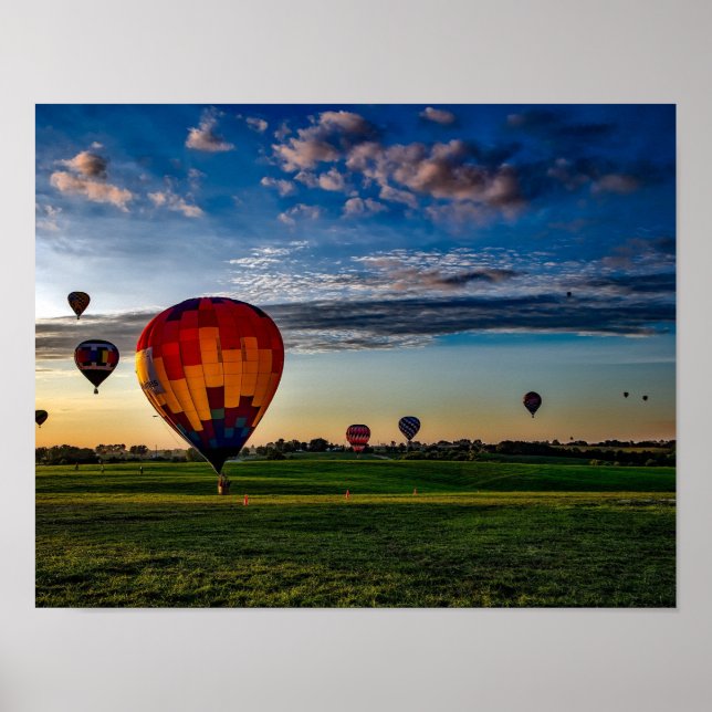 Hot Air Balloon Festival in a Beautiful Cloudy Sky Poster (Framsidan)