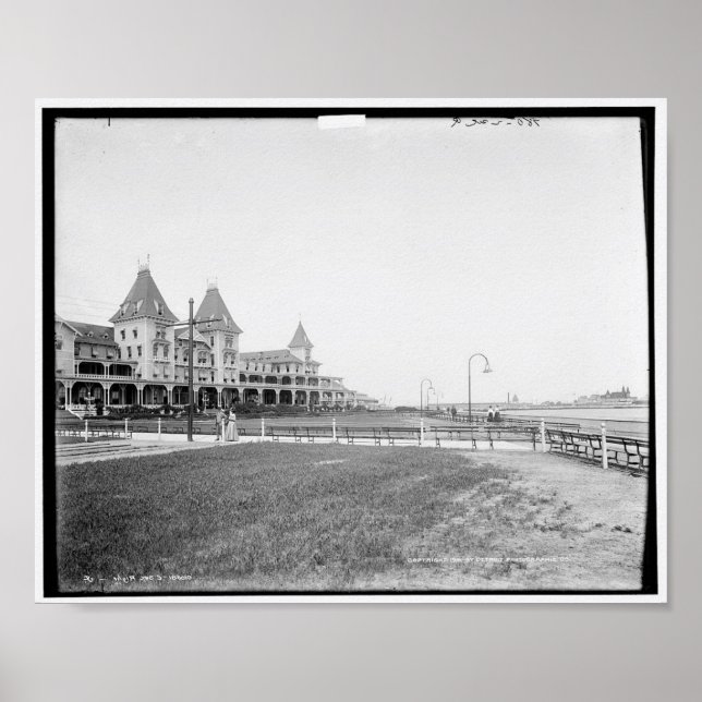 Hotel vid Brighton Beach, N.Y. c1901 Poster (Framsidan)