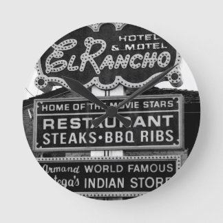 Hotellet för El Rancho undertecknar Rund Klocka