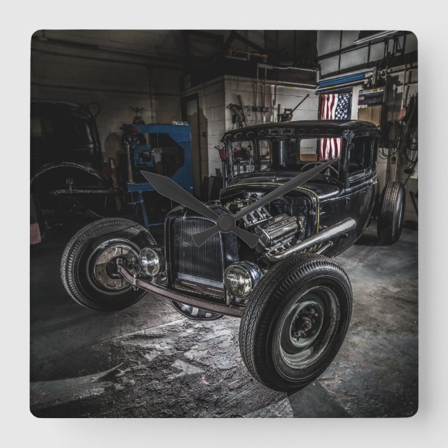 Hotrod i en Garage Wall Clock Fyrkantig Klocka (Framsida)