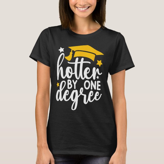 Hotter by One Graree Funny Studenten 2025 T Shirt (Framsida)