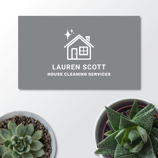 House Städning Renare enkelt minimalistiskt Grått Visitkort (House cleaning business card on a light background with potted plants. )