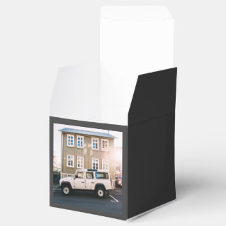 House ThBäste, en vit Jeep Lastbil står i Fron Presentaskar