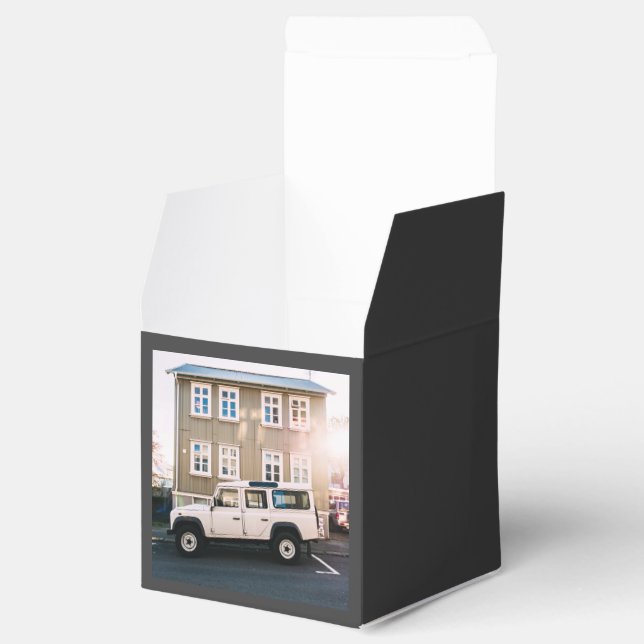 House ThBäste, en vit Jeep Lastbil står i Fron Presentaskar (Öppnad)