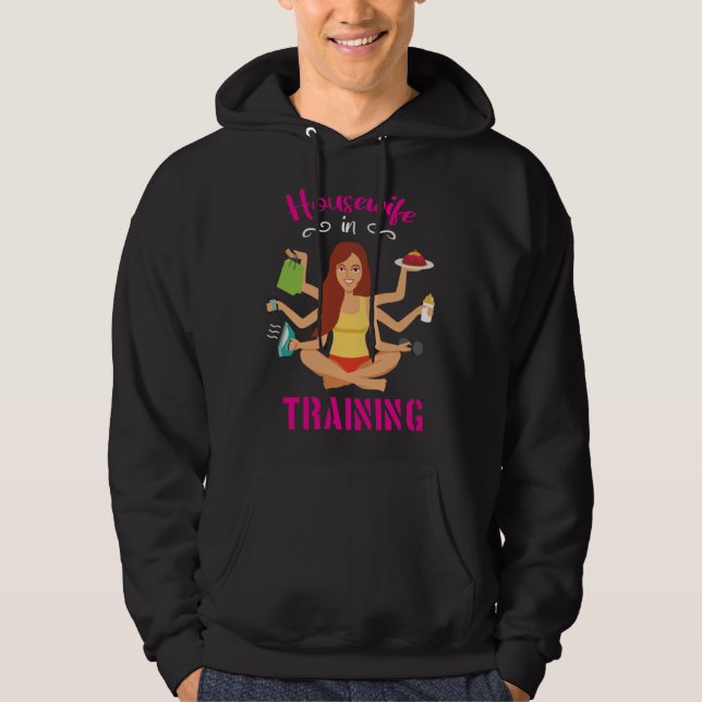 Housewife In Training Graphic Hoodie (Framsida)