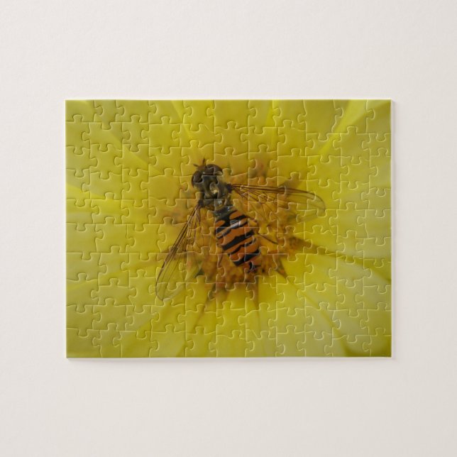 Hoverfly på ett Marigold Puzzle Pussel (Horisontell)