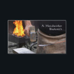 Hovslagare på en smedja visitkort<br><div class="desc">En visitkortmall med ett foto av hovslagaren som bultar hettjärn av en öppen smedja med,  flammar framme,  med en vanlig vitbaksida och svarttext för adress och annan information.</div>