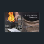 Hovslagare på en smedja visitkort<br><div class="desc">En visitkortmall med ett foto av hovslagaren som bultar hettjärn av en öppen smedja med,  flammar framme,  med en vanlig vitbaksida och svarttext för adress och annan information.</div>