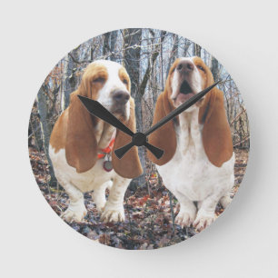 Howling Basset Hound Woodland Clock Rund Klocka