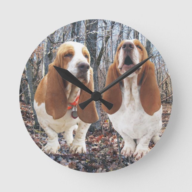 Howling Basset Hound Woodland Clock Rund Klocka (Framsida)
