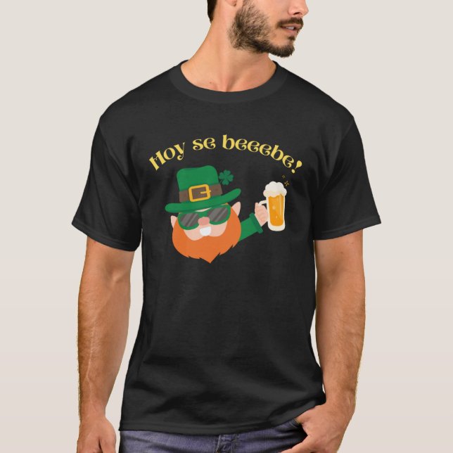 Hoy se bebe St Patrick Day leprechaun Dominican T Shirt (Framsida)