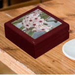 Hoya Plant Flowers Blommigt Minnesask<br><div class="desc">Lagra trinketer,  smycken och andra små keepsaker i den här presentlådan av trä med keramik som innehåller en fotobild av de vackra,  små blommorna från den tropiska Hoya Plant,  även kallad Vax Plant. En underbar,  blommigt design! Markera din presentlåda storlek och färg.</div>