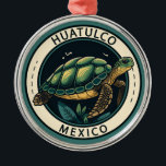 Huatulco Mexiko Turtle Badge Julgransprydnad Metall<br><div class="desc">Huatulco-vektorkonsdesign. Det är känt för att spruta före Hispanic-ruiner i närheten av Parque Eco-Arqueológico Copalita,  inklusive ett ceremonialcentrum med ett stort stentempel och en domstol i boll.</div>