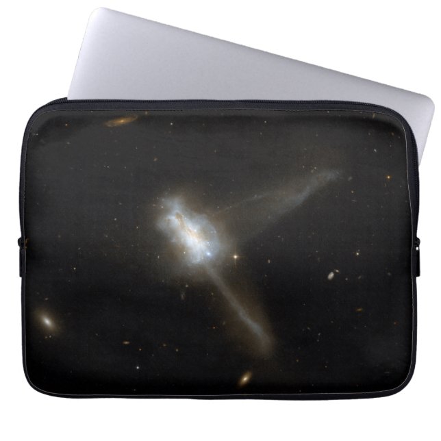 Hubble Interworking Galaxy IC 883 Laptop Fodral (Framsidan)