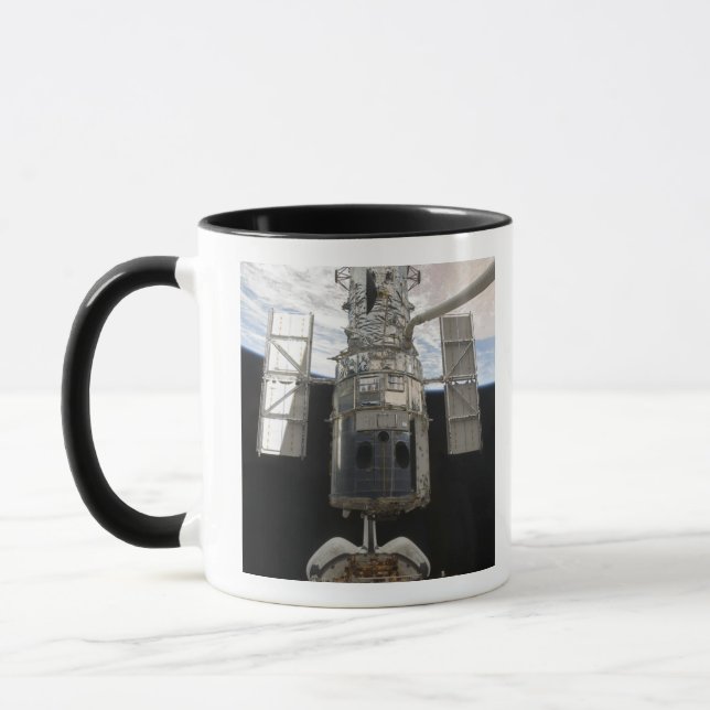 Hubble Space Telescope i Atlantis lastfack Mugg (Vänster)