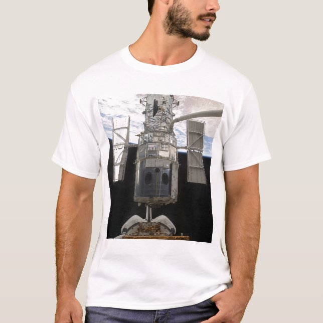 Hubble Space Telescope i Atlantis lastfack Tee Shirt (Framsida)