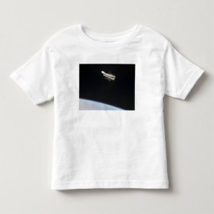 Hubble Space Telescope i omloppsbana ovanför jord T Shirt