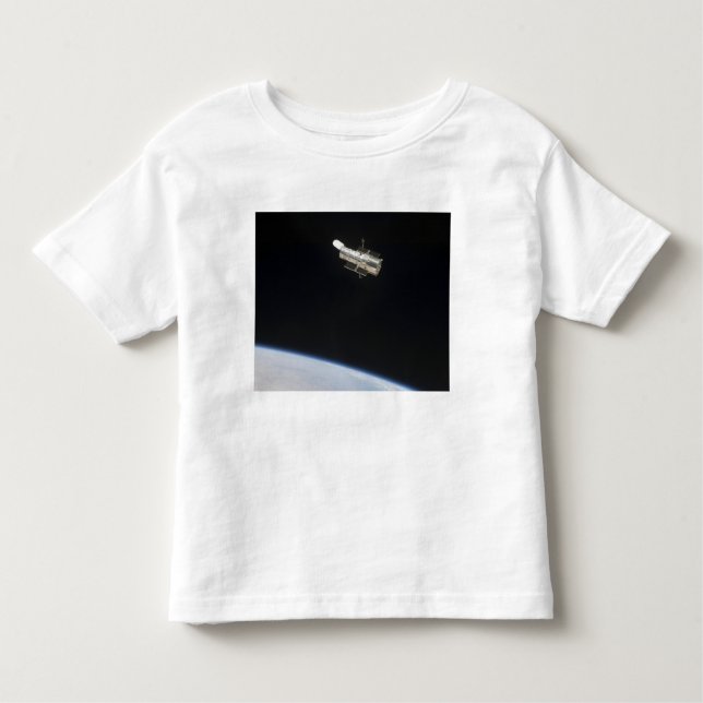 Hubble Space Telescope i omloppsbana ovanför jord  T Shirt (Framsida)