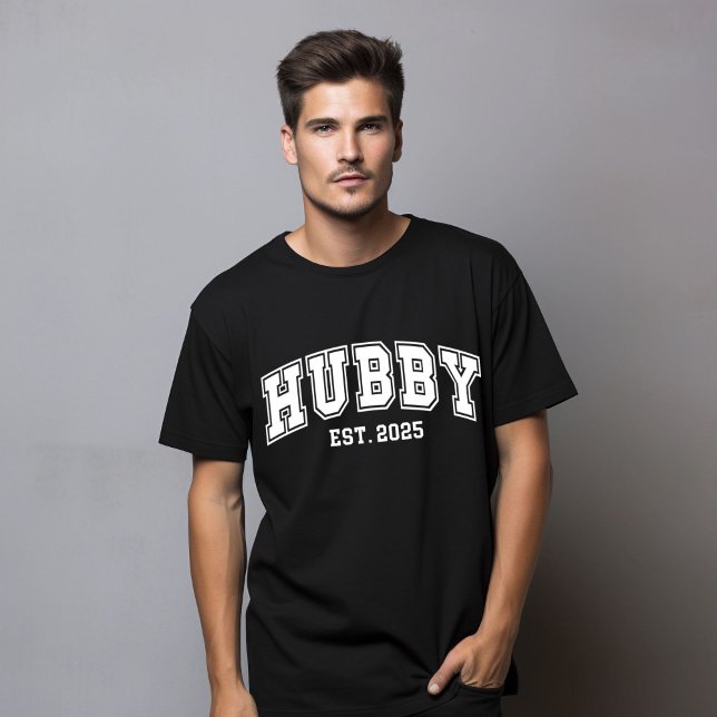 Hubby Etablerad 2025, Ny gifta T Shirt (Skapare uppladdad)
