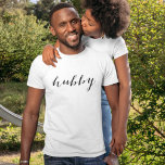 Hubby Modern Black Script White Manar T-shirt<br><div class="desc">Tvätt och enkel "hubby"-skjorta i ett svart chic. Köp vår matchande "Wifey"-skjorta.</div>