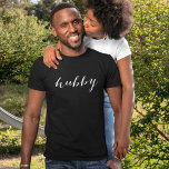 Hubby Modern White Script Black Manar T Shirt<br><div class="desc">Tvätt och enkel "hubby"-skjorta i ett modernt,  vitt skript. Köp vår matchande "Wifey"-skjorta.</div>