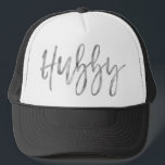 Hubby Silver Foil and White Truckerkeps<br><div class="desc">Hubby Silver Foil and White Truckerkeps för honom. Hubby-truckerkepsen som matchande vasslinghatt i samma samling.</div>