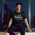 Hubby White-skript "EST 202X" - moderna Marskalkar T Shirt<br><div class="desc">Gratulera till den här snyggten och personligen "Hubby Est. 202X-tumsskjorta marskalkar för bachelor party shirt. Den svarta t-shirt-skjortan har en modern och elegant utformning och skapar den som ett måste-ha för alla firande som är före bröllop. Det är perfekt för en natt ut med marskalkarna eller en avslappnad dagtid. Oavsett...</div>