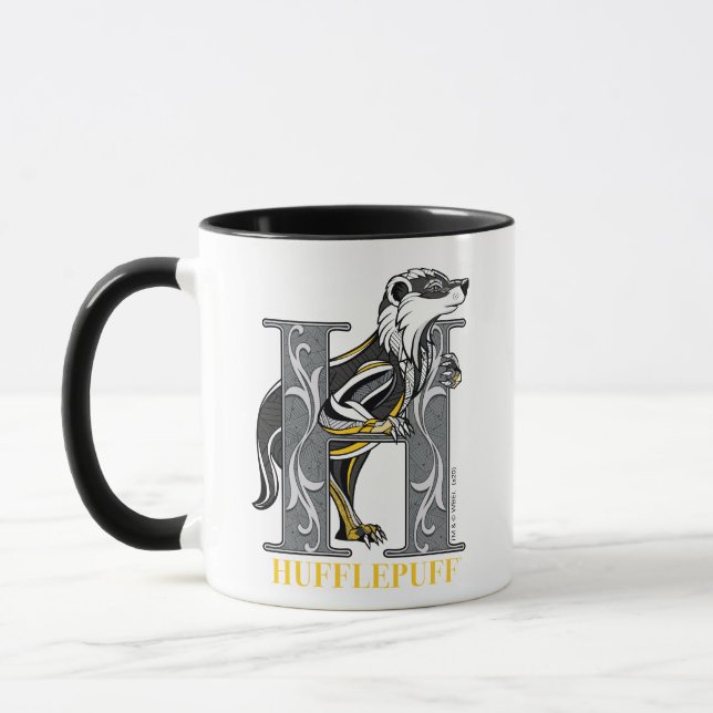 HUFFLEPUFF™ Crosshatset Emblem Mugg (Vänster)