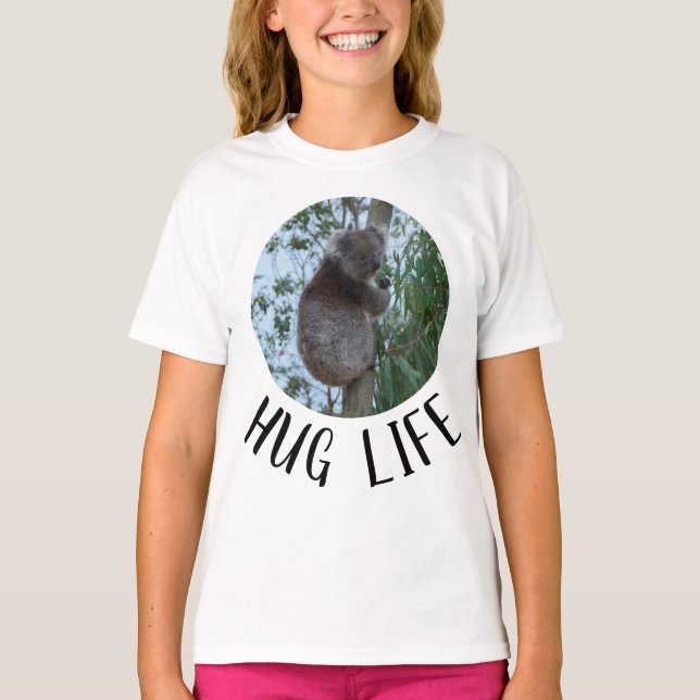 Hug Life Cute Funny Koala i Träd T Shirt (Framsida)