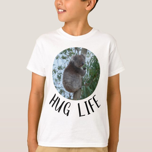 Hug Life Cute Funny Koala i Träd T Shirt (Framsida)