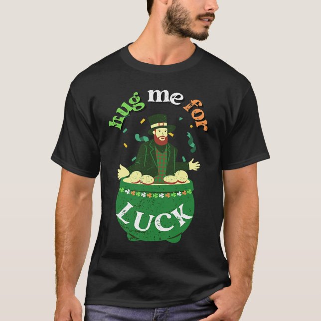 Hug Me For Luck  St Saint Patrick's Day Irish T Shirt (Framsida)