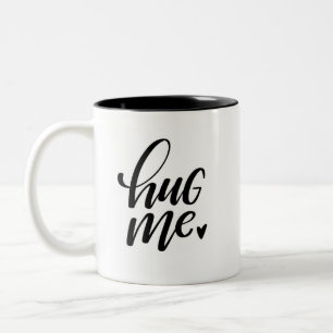Hug Me / Step Away Hand Lettered Två-Tonad Mugg