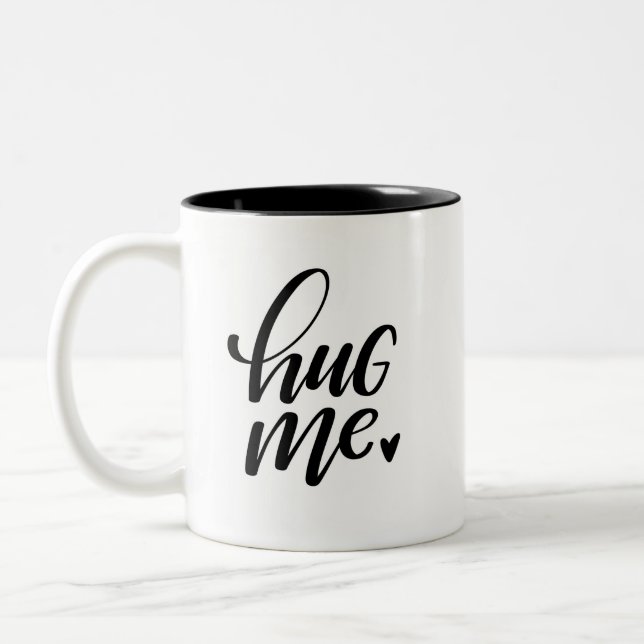 Hug Me / Step Away Hand Lettered Två-Tonad Mugg (Vänster)