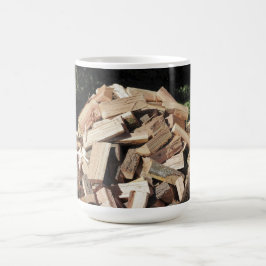Huggen av Wood hög utanför Kaffemugg
