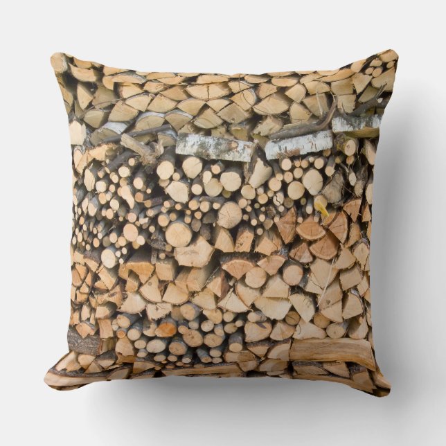 Huggit av trä på en hög kudde (Framsida)
