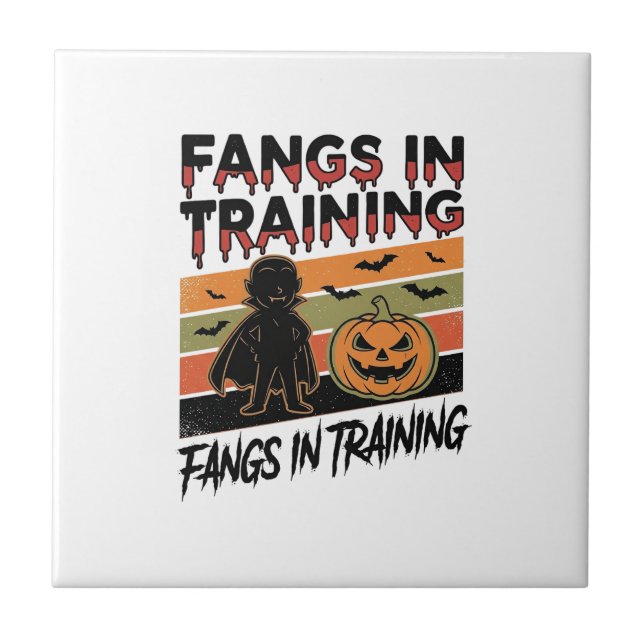 Huggtänder under utbildning Rolig vampyr Halloween Kakelplatta (Framsidan)