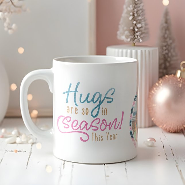 Hugs är det i säsong i år | Foto för Roligtens fam Kaffemugg (Hugs Are so in Season This Year | Fun Family Photo Coffee Mug)