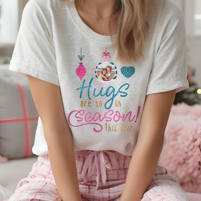 Hugs är det i säsong i år | Foto för Roligtens fam T Shirt (Hugs Are so in Season This Year | Fun Family Photo Tri-Blend Shirt)