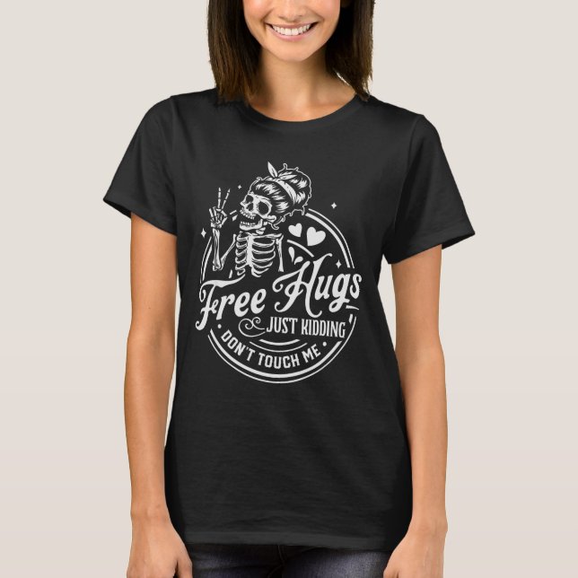 Hugs Just Kidding Don't Touch Me Skeleton  T Shirt (Framsida)