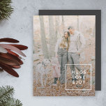 Hugs Kärlek och Joy | Snyggt Trendig Julfoto Julkort<br><div class="desc">Enkelt, snyggt, platta helgdag-grafikkort med modernt, minimalt typografiskt citat "Hugs Kärlek & Joy" i vitt med ett rent, vitt gräns. Namn och hälsning kan lätt anpassas för personligt bruk. En djärv, minimalistisk och contemporary julklapp med grått från kol i färg för att stå ut från folkmassan den här julhelgen! Bilden...</div>