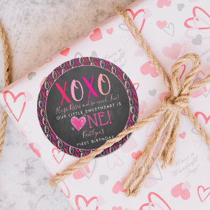 Hugs & Kisses (XOXO) Alla hjärtans dag 1:a födelse Runt Klistermärke