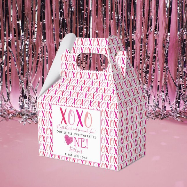Hugs & Kisses (XOXO) Valentine's Day 1st Birthday Presentaskar (Skapare uppladdad)