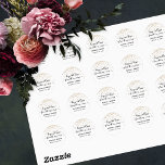 Hugs och Kisses från Guld Confetti Runt Klistermärke<br><div class="desc">Den här designsviten har ett framträdande drag,  nämligen det calligrafteckensnitt som accentueras med vita hjärtan och guld-konetti. Det här skriptet användes för att skapa en grafik med texten "hugs and kisses from the Mr & Mrs. Använda mallen fält om du vill lägga till dina personuppgifter. 80 //</div>