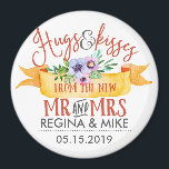 Hugs och Kisses från New Mr och Mrs Blommigt Magnet<br><div class="desc">Den här illustrationen av vintage och rustiska blombuquet och bandets vattenfärg är perfekt för partiet bröllop, möhippa, förlovningsfest och årsdag firande. Skaffa den här blommigten för chic och elegant för vår bröllop utomhus, i land eller i en romantisk botanisk trädgård. Anpassa texten med hjälp av handskriftsteckensnitt som ska innehålla briden...</div>