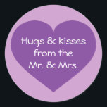Hugs och Kisses Lila Heart Runt Klistermärke<br><div class="desc">Den här anpassningsbarna runt klistermärket har ett lila hjärta som täcks av malltexten "Hugs & kisses from the Mr. Och Mrs." i centrum. Det lila hjärtdekalet är ett underbart högtidligt tillägg till vin flaskor, matsalar, presentpåsar eller annat party favors för förlovningsfester, möhippor, repetitionsmiddagar, bröllop, firande, födelsedagar, baptismdagar eller Alla hjärtans...</div>
