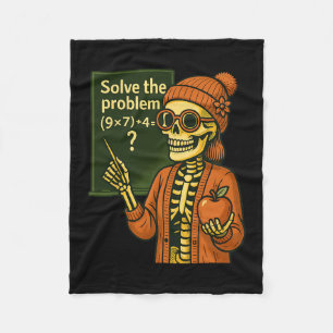 Hugvyn Halloween skelett sex sju 67 Meme Pemdas Fleecefilt