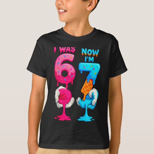 Hugvyn I Was 6 Now I'm 7 Year Old Birthday Six Sev T Shirt (Framsida)