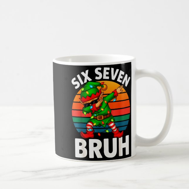Hugvyn Six Seven 6 7 Meme Dabbing Tomte God Jul Kaffemugg (Höger)