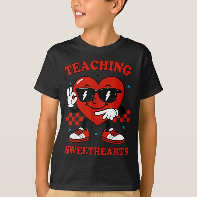 Hugvyn Six Seven Heart 6 7 Teaching Sweethearts Va T Shirt (Framsida)