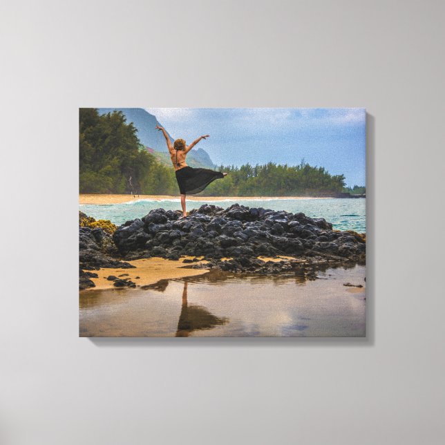 Hula Dancer vid Lumaha'i Beach, Kauai, Hawaii Canvastryck (Framsida)